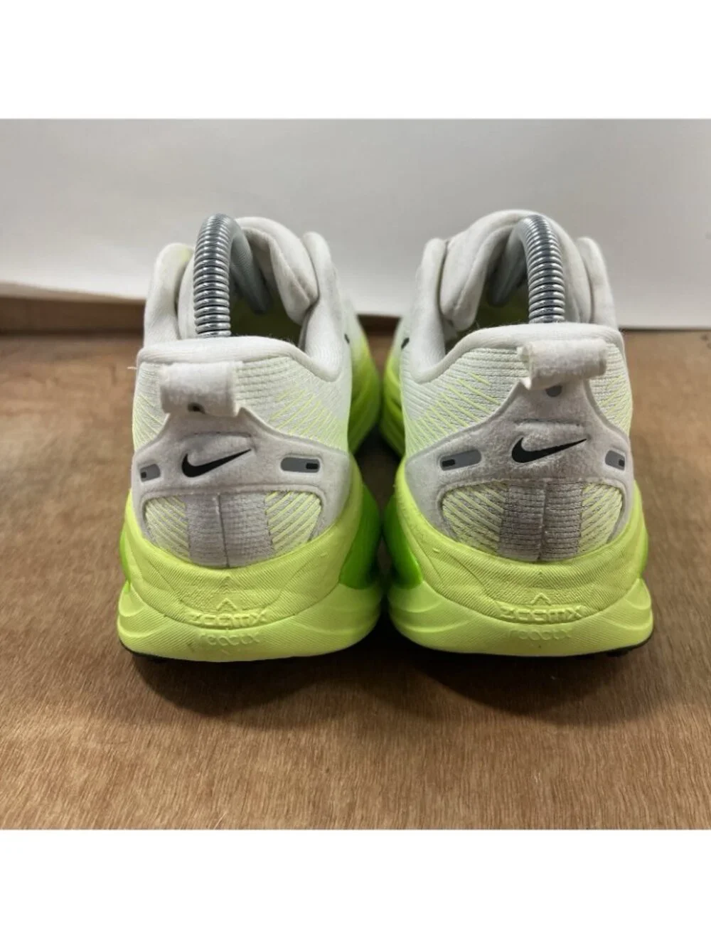 Nike Zoom Vomero 18 Women’s  Size 8 White Black Electric Green HM6804-102
